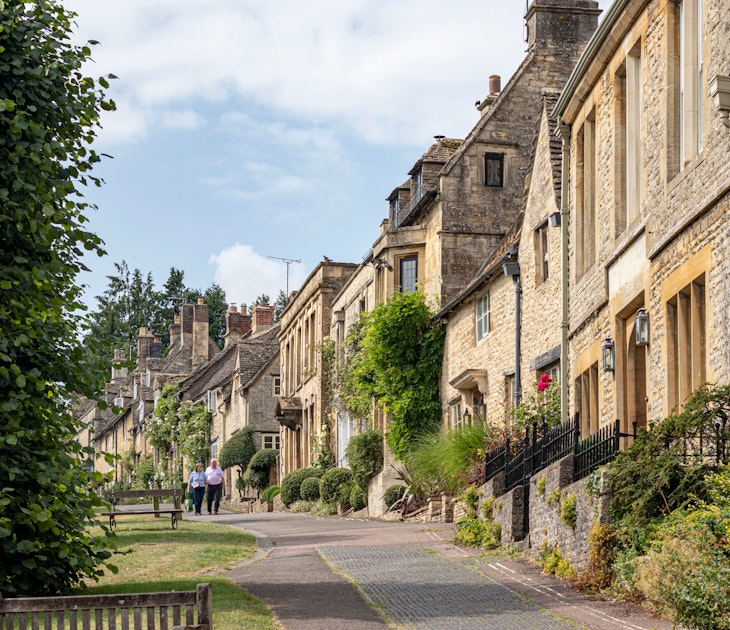 Burford is a town on the River Windrush, in the Cotswold hills, in the West Oxfordshire district of Oxfordshire, England. It is often referred to as the 'gateway' to the Cotswolds, UK 27 July 2021. License Type: media Download Time: 2023-03-28T06:39:39.000Z User: Is Editorial: Yes purchase_order: